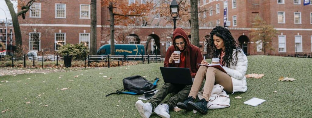 students-on-college-campus