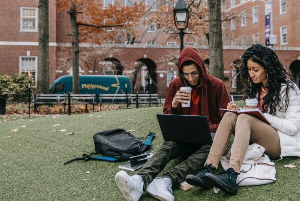 students-on-college-campus